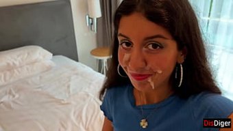 Üvey Kız Kardeş Bir Oyunu Kaybettikten Sonra Yüzüne Boşalır Ve Bir Oral Seks Yapar - Cumwalk