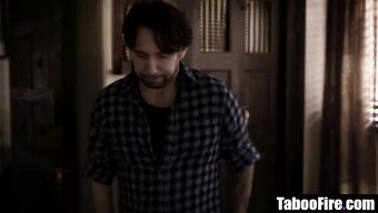 Genç Üvey Kız, Üvey Baba Ve Doktor Tarafından Kıçı Parmaklanıyor.