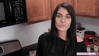 Esmer Üvey Kız Kardeş Derin Boğaz Veriyor Ve Pov Videosunda Amını Yalatıyor