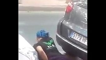 Fahişe Açık Yolda Yatıyor