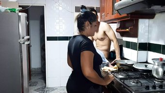 Kolombiyalı Genç Kız Olgun Üvey Annesi Tarafından Amını Yalatıyor