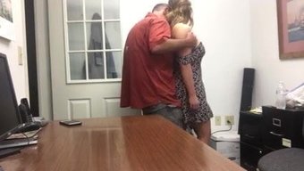 Ofis Seçmeleri Röportajı, Masada Seksle Sonuçlanıyor