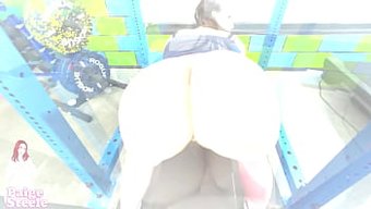 Spor Salonunda Doğal Göğüsler Ve Derin Boğaz Eylemi