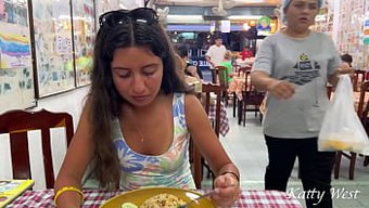 Genç Katty'Nin Etek Altı Görüntüsü Ve Bir Asya Kafesinde Halka Açıkta Yanıp Sönen Amı