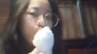Amatör Asyalı Bayan Evde Tek Başına Oyunun Tadını Çıkarıyor