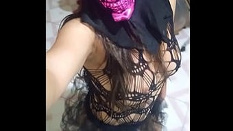 Iç Çamaşırında Seksi Bir Ispanyol Kadın Ve Bir Cadı Şapkası Cadılar Bayramı Için Hazırlanır.
