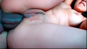 Bu, Doğal Memeli 18 Yaşındaki Amatörün Ilk Anal Boşalmasını Aldığı Ev Yapımı Bir Video.