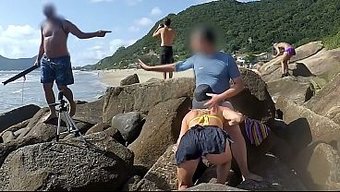 Harika Götlü Kız, Para Için Herkesin Önünde Sikişiyor.