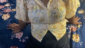 Bhabhi'Nin Yağmurlu Mevsim Inlemeleri Bu Desi Seks Sahnesini Daha Da Ateşli Yapıyor.