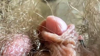 Sıcak Bir Hint Porno Videosunda Kadın Boşalması Ve Lezbiyen Eğlencesi