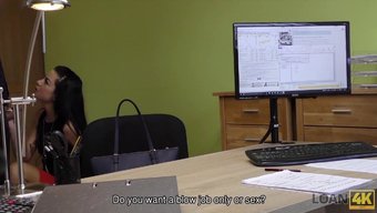 Uzun Saçlı Avrupalı Esmer Inga, Yerel Bir Kredi Işini Ziyaret Ediyor