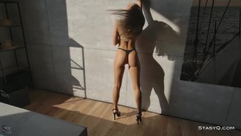 Tüysüz Bebek Arinaq, Tek Başına Bir Videoda Topuklu Ayakkabılarına Kadar Soyunuyor