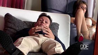 Avrupalı Porno Yıldızı Müşterisi Tarafından Götünden Sikişiyor