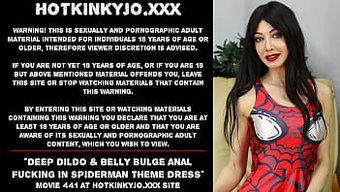 Hotkinkyjo'Nun Örümcek Adam Kostümüyle Dildo Ile Anal Sikişi