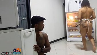 Büyük Siyah Yarrağı Ve Içine Boşalma Ile Anal Üçlü
