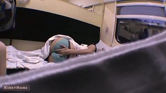 Trende Mastürbasyon Yaparken Yakalanan Azgın Kız, Açık Hava Videosunda!
