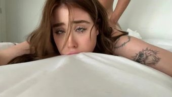 Esnek Kızıl Saçlı Üniversiteli Kız, Ev Arkadaşından Sert Bir Şekilde Beceriliyor Bu Sert Videoda