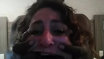 Olgun Milf, Sert Bir Videoda Baştan Çıkarılıyor Ve Hakimiyet Altına Alınıyor