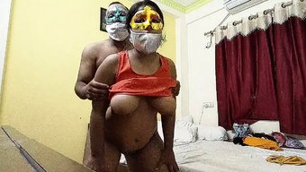 Göğüsleri Sıkılan Dolgun Hint Bhabhi, Götünü Siktiriyor