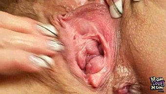 Olgun Kızıl Saçlı, Amını Dildo Ve Yüksek Topuklu Ayakkabılarla Sıkıyor