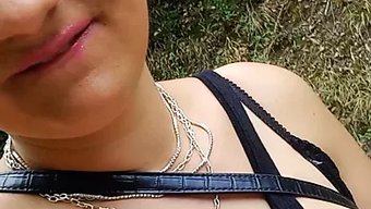 Motosikletteki Azgın Genç Oyuncaklar Ve Boşalma Ile Kendini Tatmin Ediyor