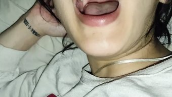 Küçük Göğüslü Genç Bir Kadın Büyük Bir Penisle Tatmin Olur Ve Içine Keyifli Bir Creampie Alır.