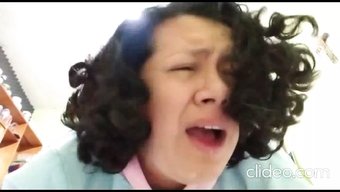 Öğrenci Öğrenci Ev Yapımı Videoda Sıcak Bir Mastürbasyon Seansı Yapıyor