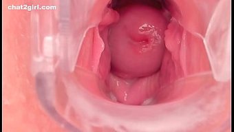 Tıraşlı Fahişe, Sulu Amını Solo Mastürbasyon Videosunda Sergiliyor