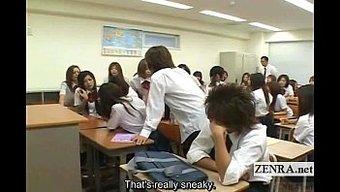 Japon Okul Kızının Kıyafetleri Sınıf Arkadaşları Tarafından Çıkarılıyor