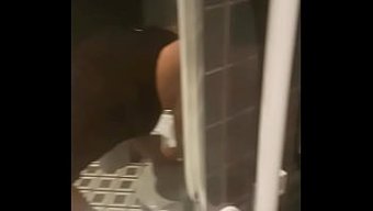 Sert Seks Ve Anal Oyunla Halka Açık Bir Tuvalet Buluşması