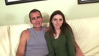 Genç Ve Yaşlı Çiftin Minyon Esmerle Ters Kovboy Pozisyonunda Cinsel Deneyimi.