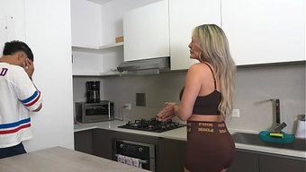 Üvey Anne, Üvey Oğluna Sertleşme Sorununda Yardım Etti.