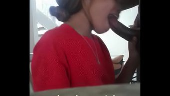 Siyahi Hatun Derin Boğaz Blowjob Konusunda Çıldırıyor.