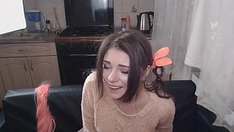 Amatör Bebek Oyuncaklarıyla Oynayarak Ve Hassas Noktalarını Okşayarak Tahrik Ediyor