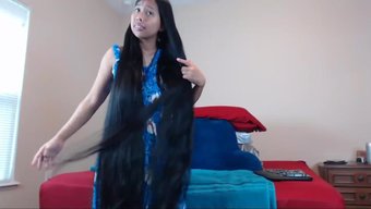 Uzun Saçlı Asyalı Bebek Webcam Striptiz Ve Saç Oyununa Dalıyor