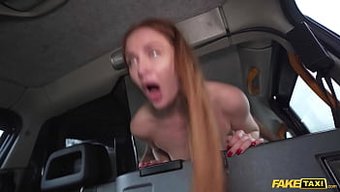 Seksi Naylonlu Göğüslü Milf, Halka Açık Bir Sakso Çekiyor Ve Sert Bir Şekilde Beceriliyor
