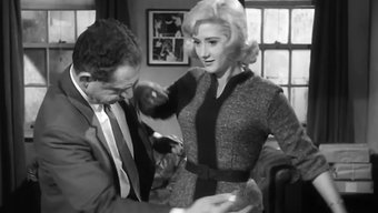 Liz Fraser'In Eski Ingiliz Ünlü Videosunda Büyüleyici Çorapları