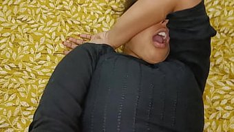 Hint Kız Arkadaşı Alpana'Nın Amatör Cowgirl Becerileri Hareket Halinde