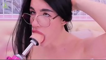 Pornostar'In Dil Ile Karışık Derin Boğazı Gözlerini Döndürüyor