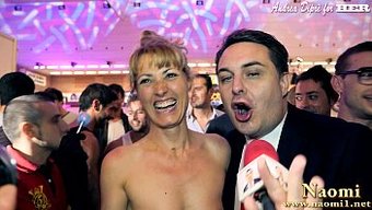 Naomi, Andrea Diprè Ile Sıcak Bir Videoda Lolipop Ve Göğüslerini Sergiliyor