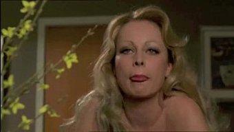 Danimarkalı Genç Kızın Amı Retro Bir Porno Sahnesinde Beceriliyor