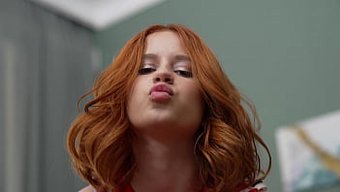 Genç Cheerleader Ilk Çift Penetrasyonunu Alıyor Ve Idrarla Aşağılanıyor