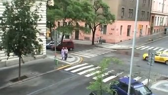 Mutlu Karı, Yakışıklı Bir Çiftle Eğlenceye Katılıyor