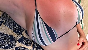 Bikini Giyen Ateşli Kadın Plajda Varlıklarını Sergiliyor