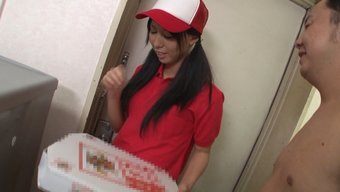 Güzel Pizza Teslimat Kızı Bir Hile Ile Sikiliyor