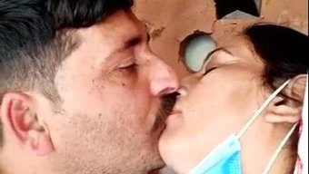 Pakistanlı Bhabi Genç Adamla Seksin Tadını Çıkarıyor