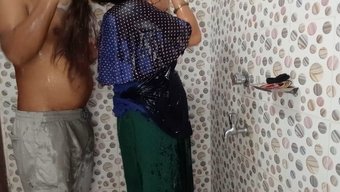 Büyük Doğal Göğüslere Sahip 18 Yaşındaki Asyalı Genç Sert Bir Şekilde Beceriliyor