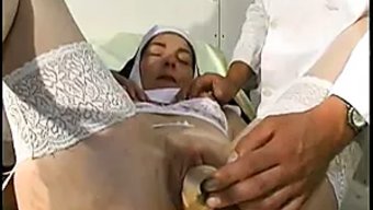 Fransız Rahibe Sert Fisting Videosunda Anal Içine Alıyor Ve Yüzüne Boşalıyor