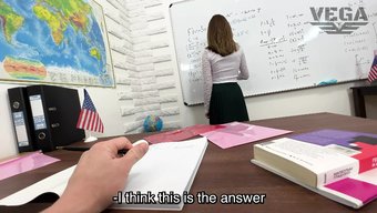 Üniversiteli Kız Tatmin Edici Bir Oral Performansla Testini Geçiyor