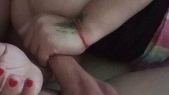 Genç Karı Kocasına Sakso Çekiyor Ve El Işi Yapıyor
